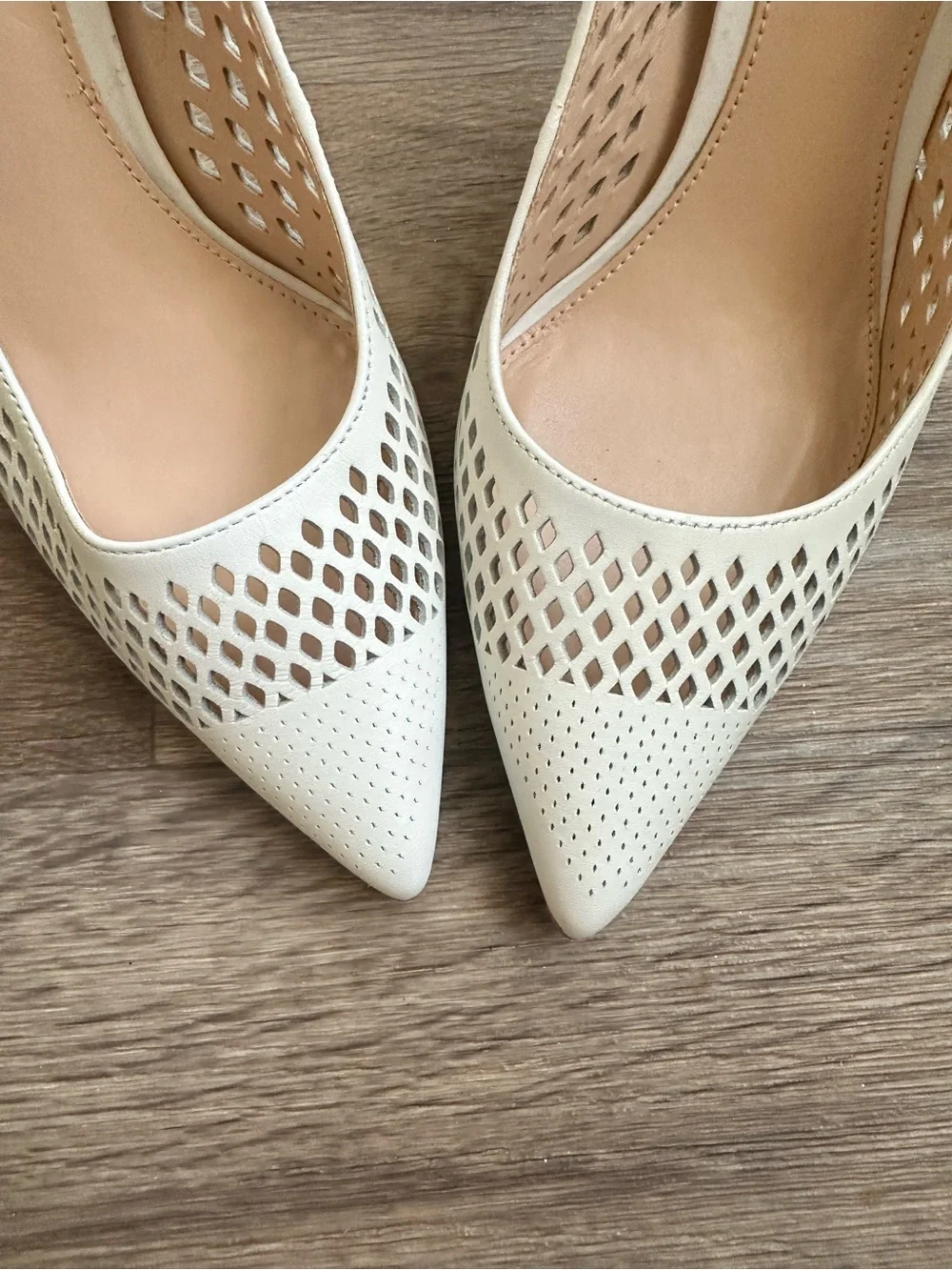 Vince Camuto Nico Perforated Pointed Toe Heels Picket Fence Ivory White Size 9.5